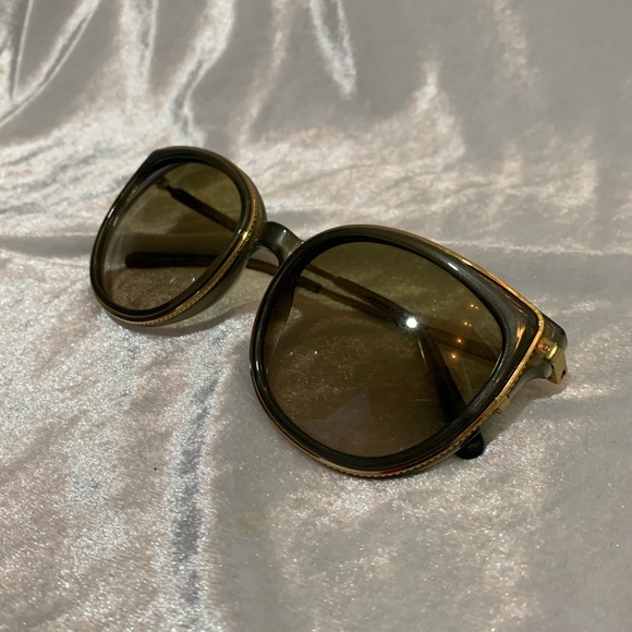 Michael Kors sunglasses in sage color with case - Picture 5 of 15